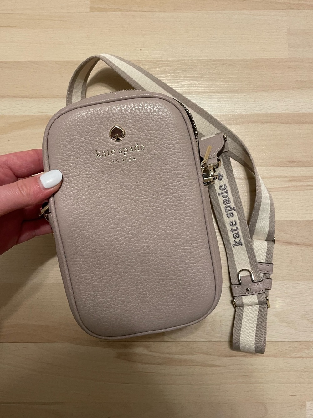 Excellent Condition - Kate Spade small cellphone crossbody in cozy grey!